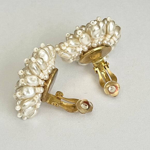 Vintage Faux White Pearl Clip On Earrings Beaded Cluster Gold Tone 70s Taiwan - Picture 8 of 11